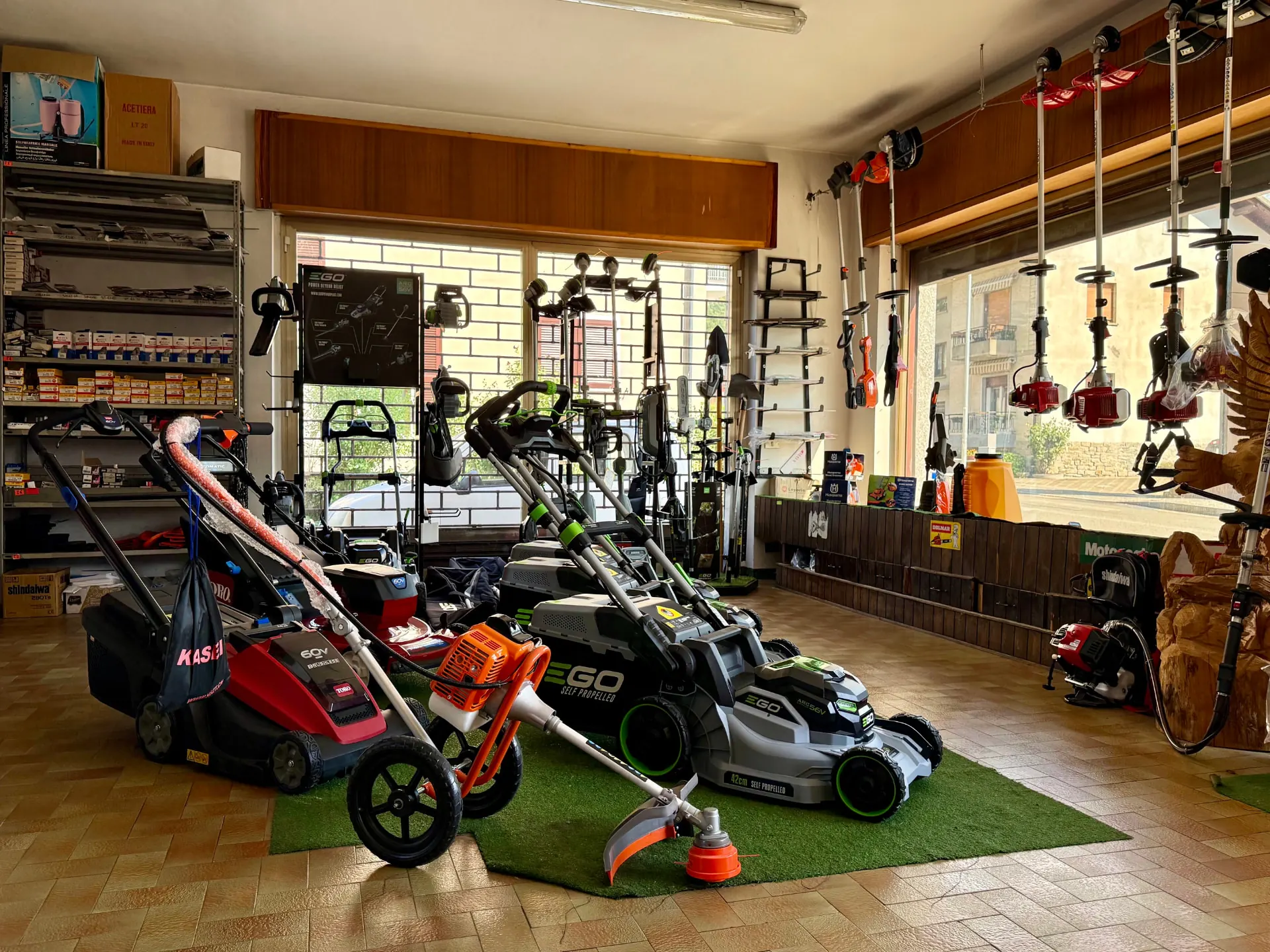 Showroom Agri Papa Nicolini a Montecrestese con macchine agricole e attrezzature da giardinaggio
