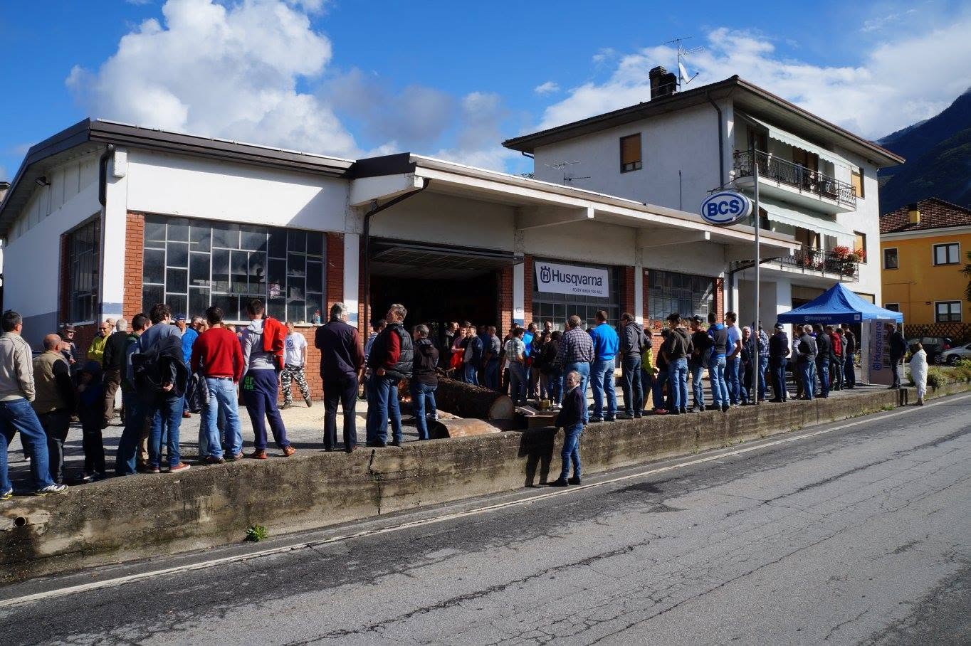 Giornata evento con clienti dell'Ossola davanti alla sede Papa Nicolini di Via Pontetto a Montecrestese