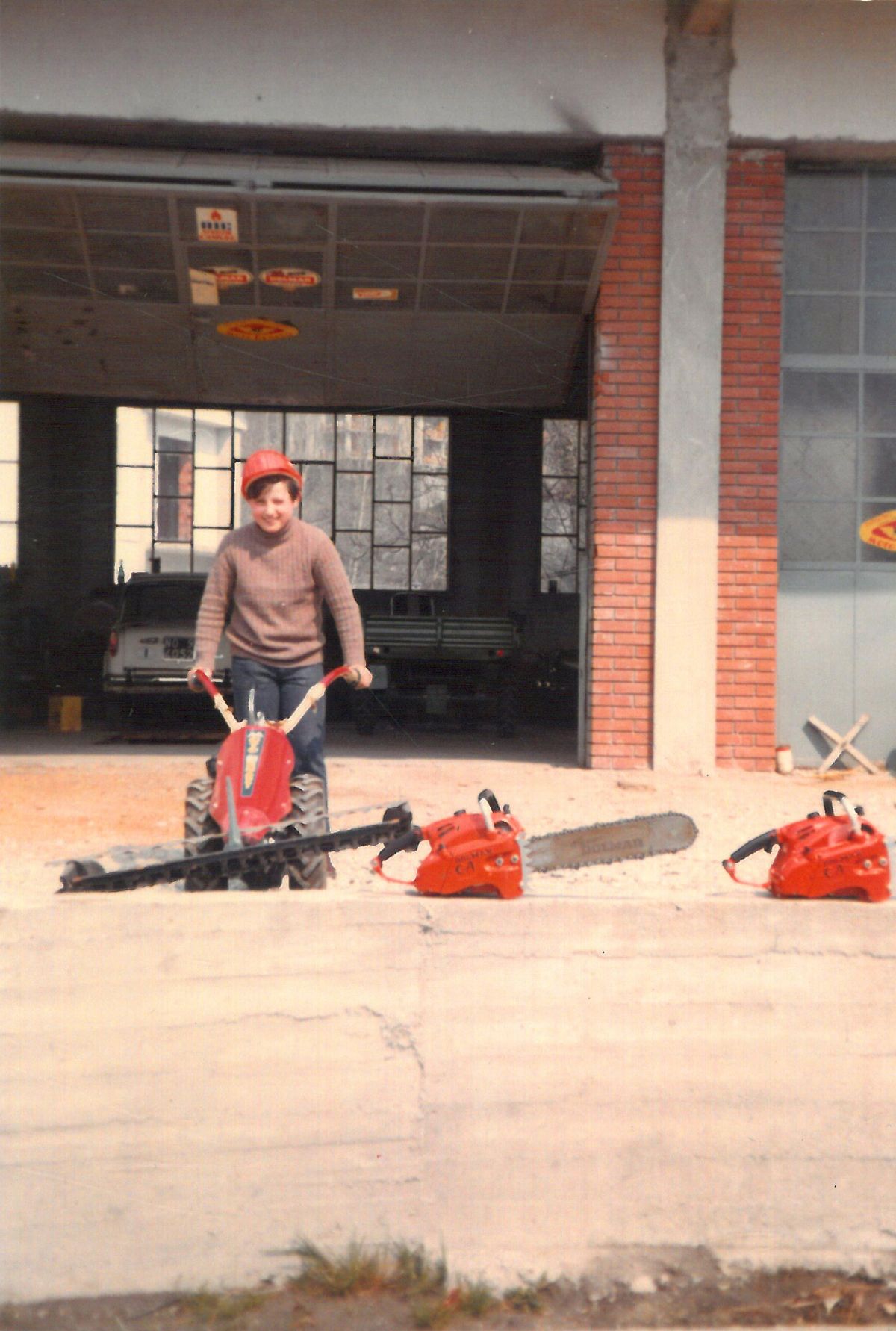 Romano Nicolini nel negozio di cicli e motocicli a Domodossola, 1957