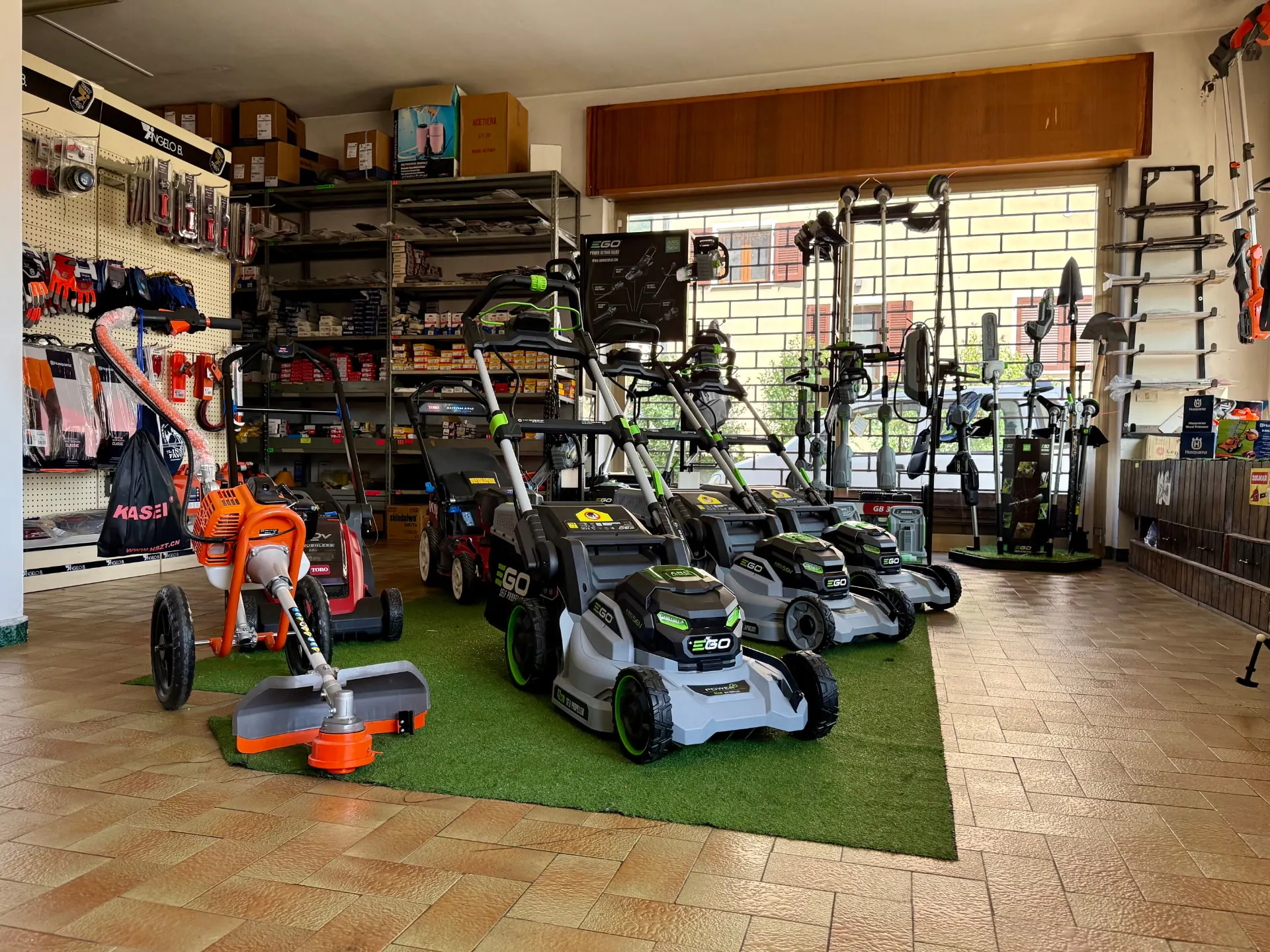 Banco di lavoro dell'officina Agri Papa Nicolini durante una riparazione
