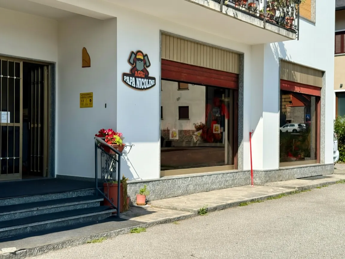 Ingresso e insegna del negozio Agri Papa Nicolini a Montecrestese