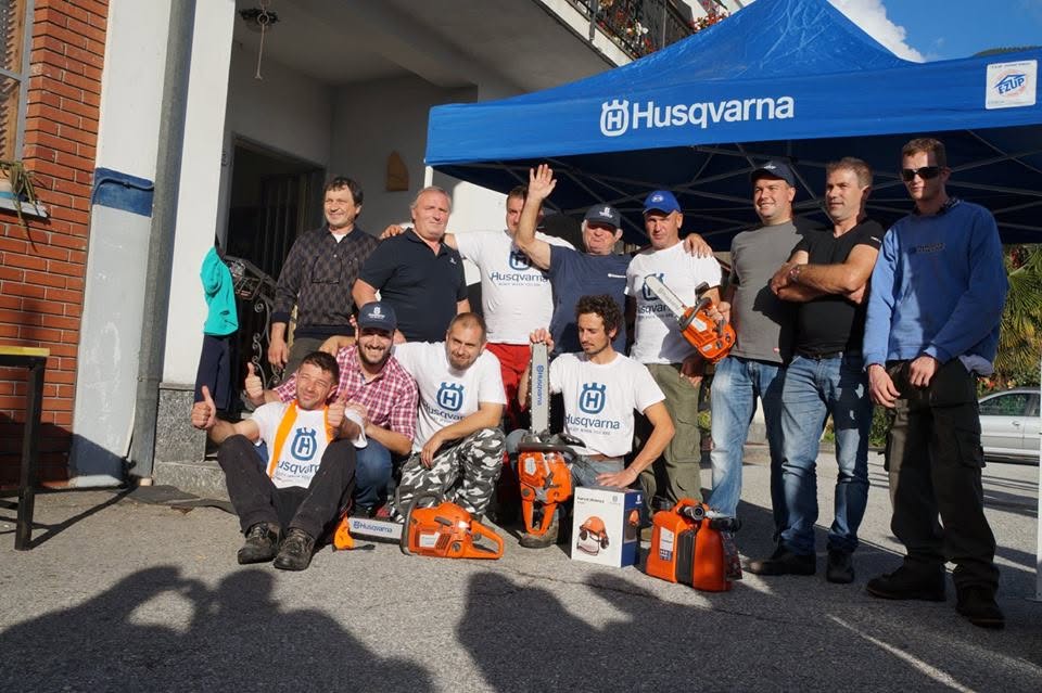 Squadra e clienti sotto la tenda Husqvarna