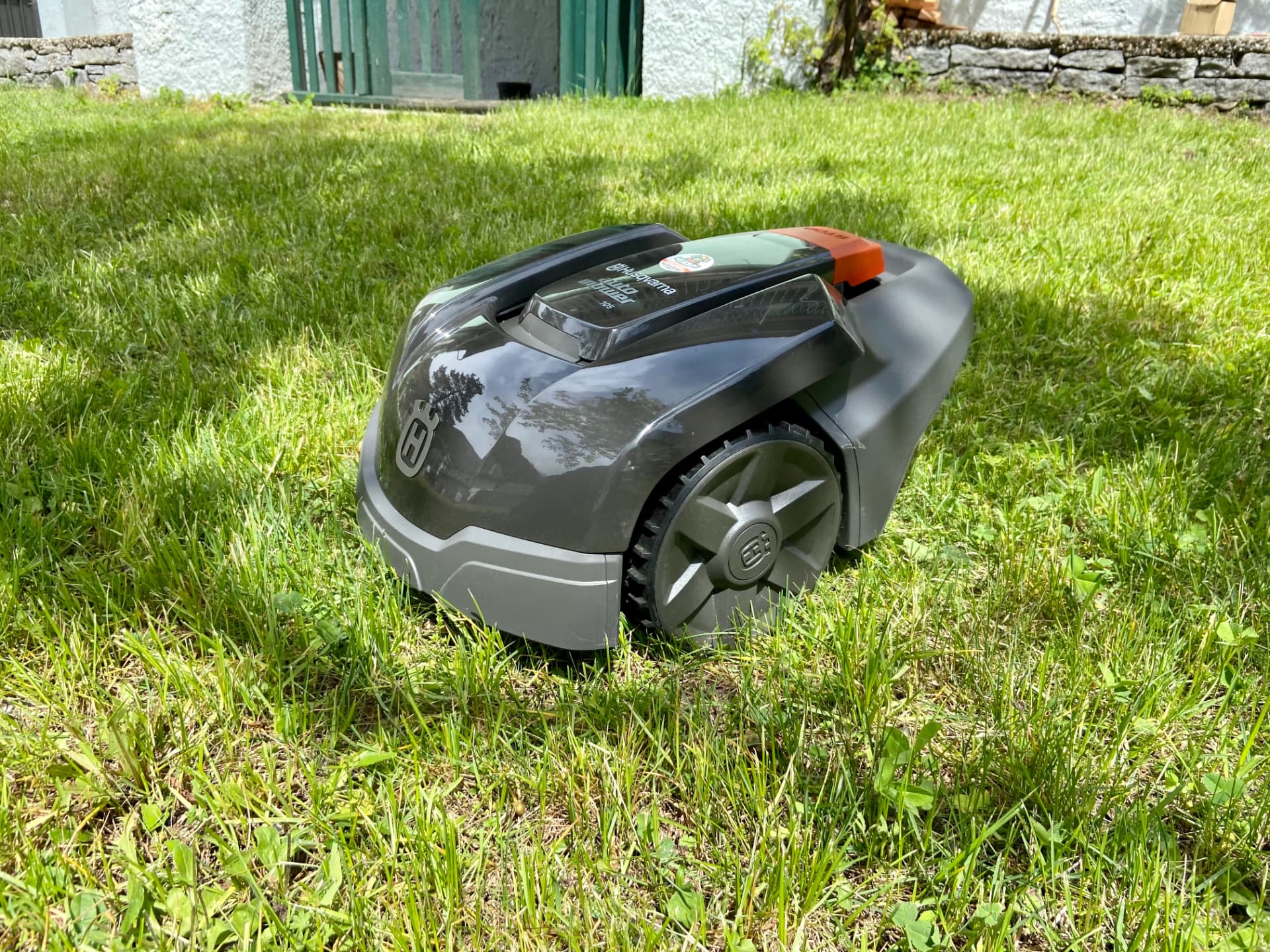 Robot rasaerba Husqvarna Automower sul prato