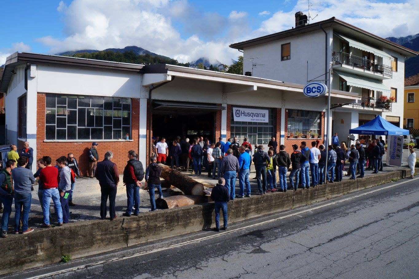 Clienti e appassionati riuniti davanti all'officina Papa Nicolini durante una giornata dimostrativa BCS e Husqvarna