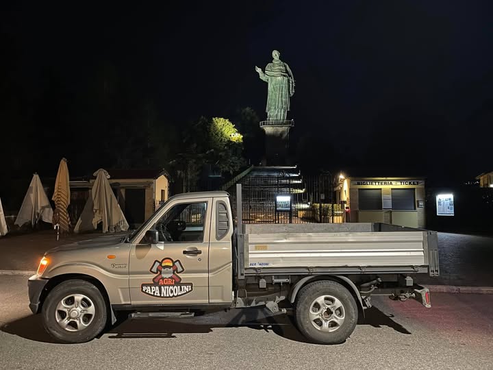 Furgone Agri Papa Nicolini davanti al monumento
